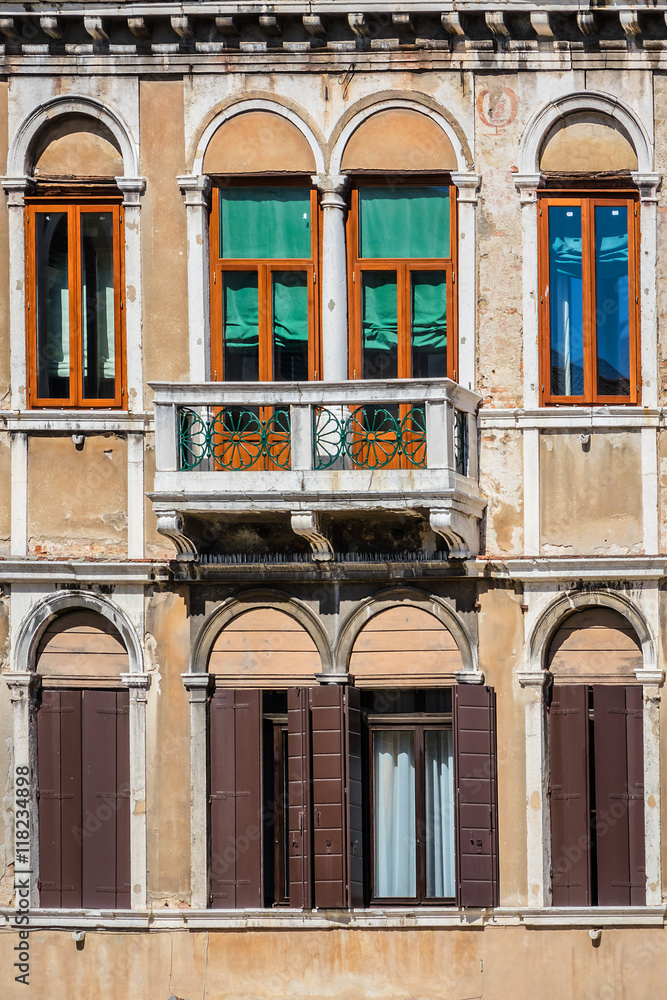 Obraz premium Detail of facade of traditional old Venetian house. Italy.