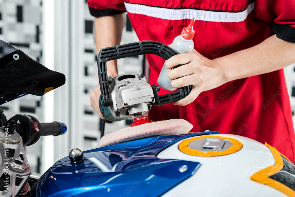 Fototapeta premium Motorcycles detailing series : Polishing gas tank