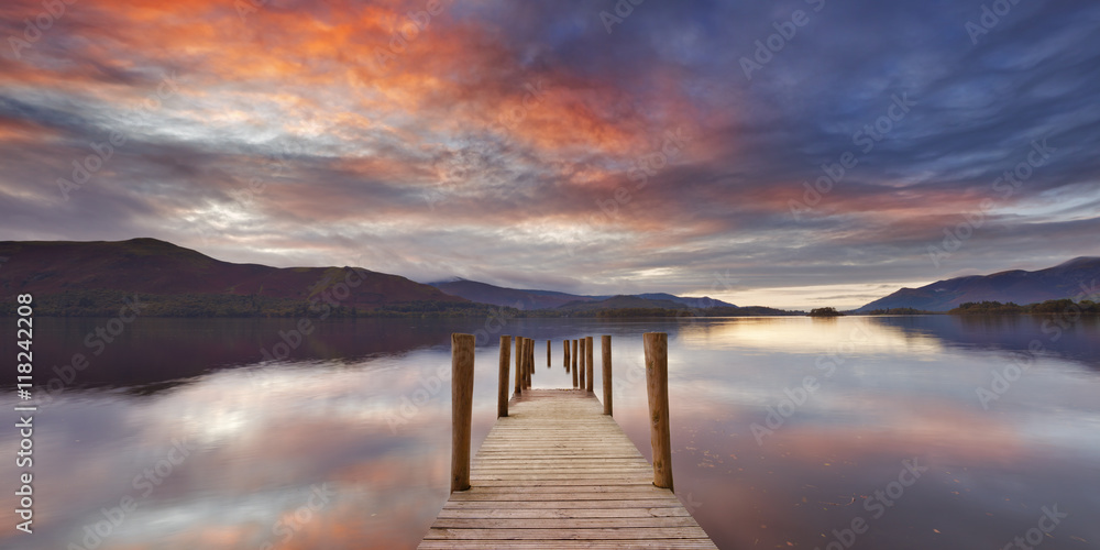Obraz premium Zalane molo w Derwent Water, Lake District, Anglia