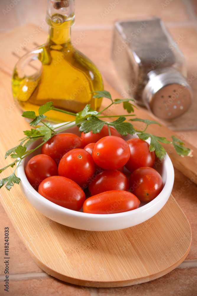 pomodoro datterino nella ciotola bianca pomodoro datterino nella ciotola bianca