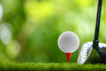 Acrylglasbilder Golf Kraftvoller Abschlag beim Golfsport  © antpkr