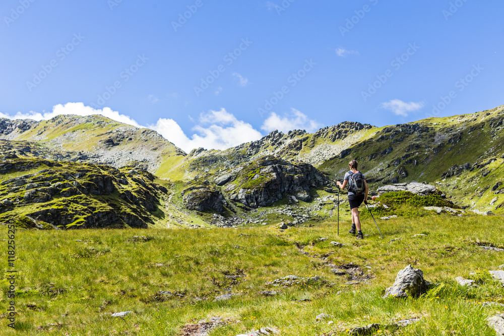 Sportliche junge Frau beim Wandern in den Bergen