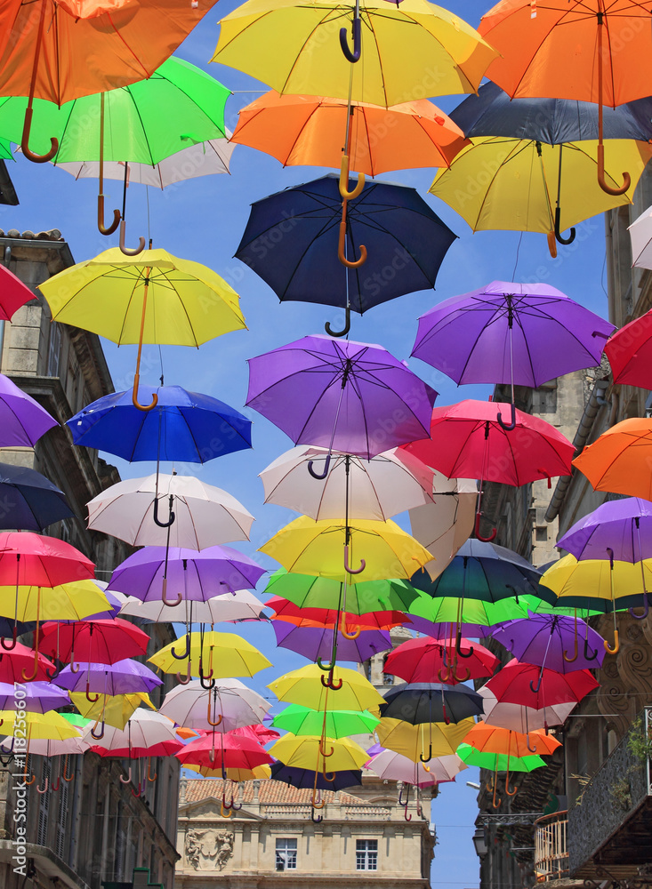 Rue couverte de parapluies