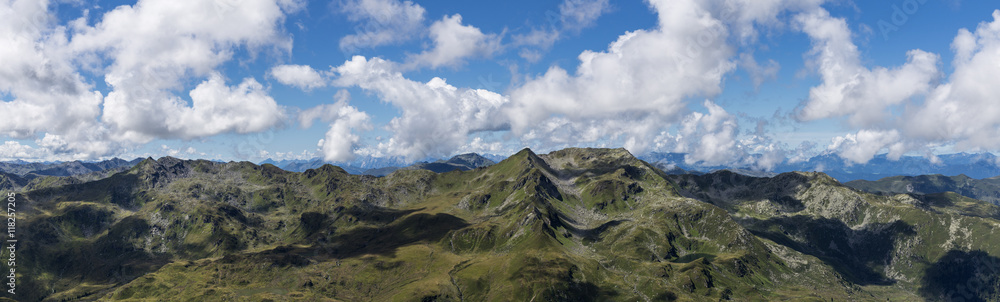 Gipfel Panorama mit blauem und wolkigem Himmel