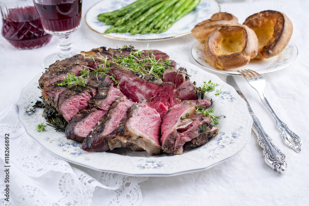 Porterhouse Steak mit Yorkshires und grünen Spargel