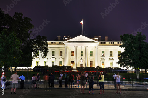 Obraz na płótnie The White House building with tourists in Washington, DC w salonie