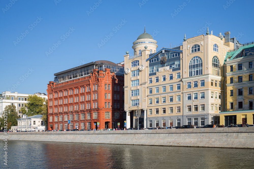 Obraz premium Cityscape of buildings with offices at the riverfront.