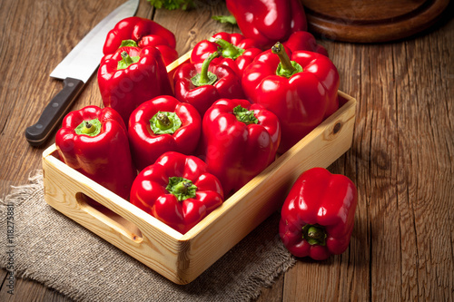 Foto Fresh red sweet peppers.