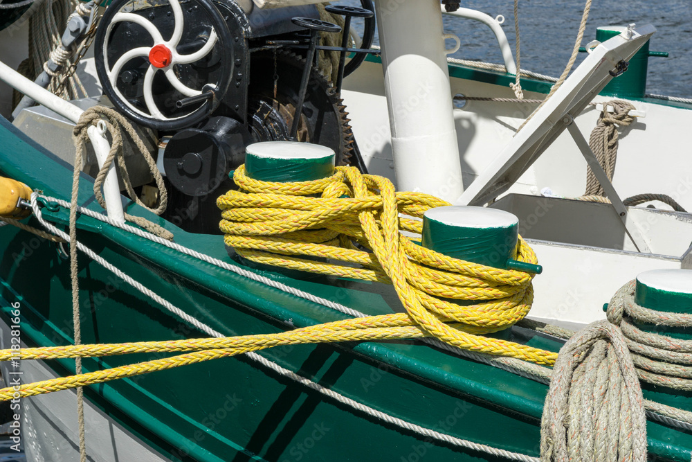 Obraz premium Vertäutes Schiff im Hafen