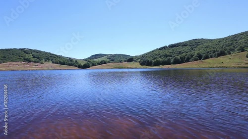 lac ferrugineux au ras de l'eau photo