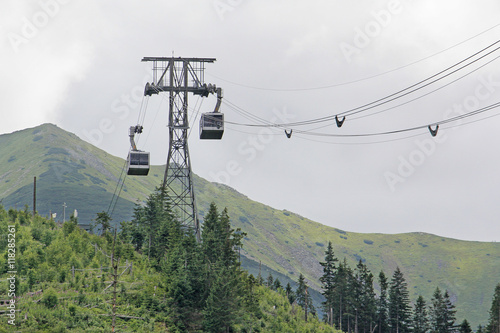Fotografi Carriages go by cable car high in the mountains