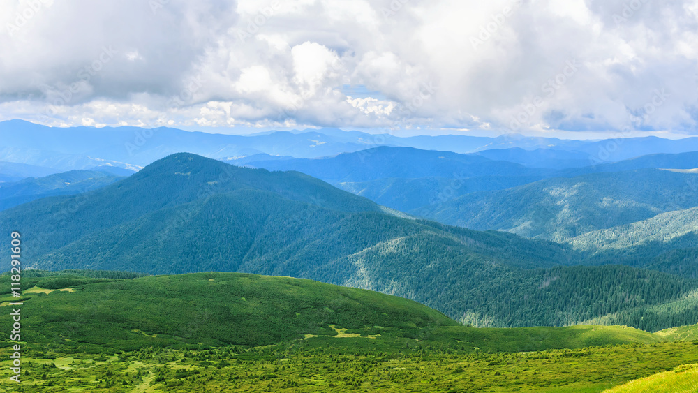 Obraz premium Picturesque Carpathian mountains landscape, view from the height, Chornogora ridge, Ukraine.