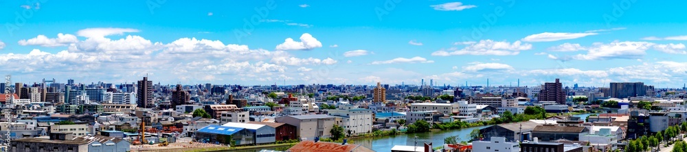 青空と雲と街並みのパノラマ写真