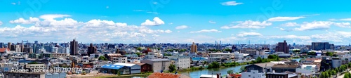 青空と雲と街並みのパノラマ写真