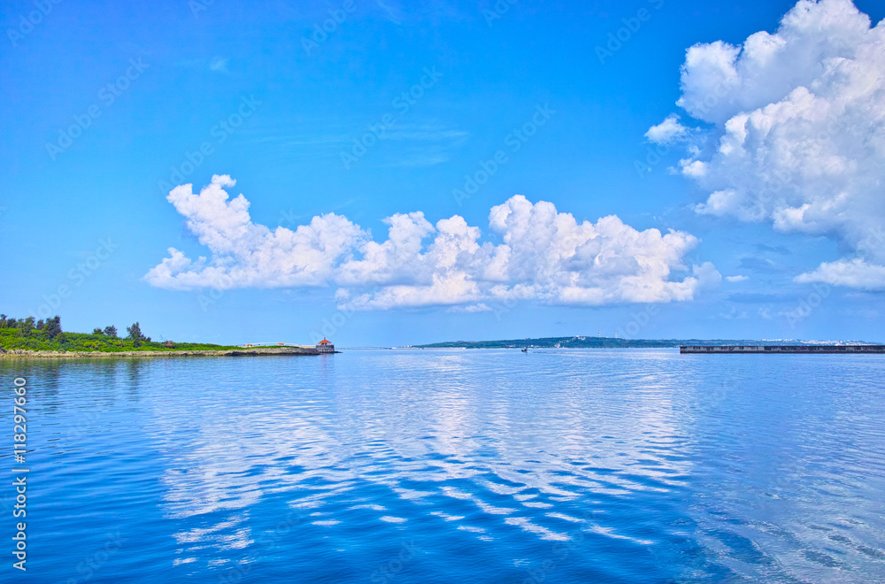 真夏の宮古島　平良港から見た風景