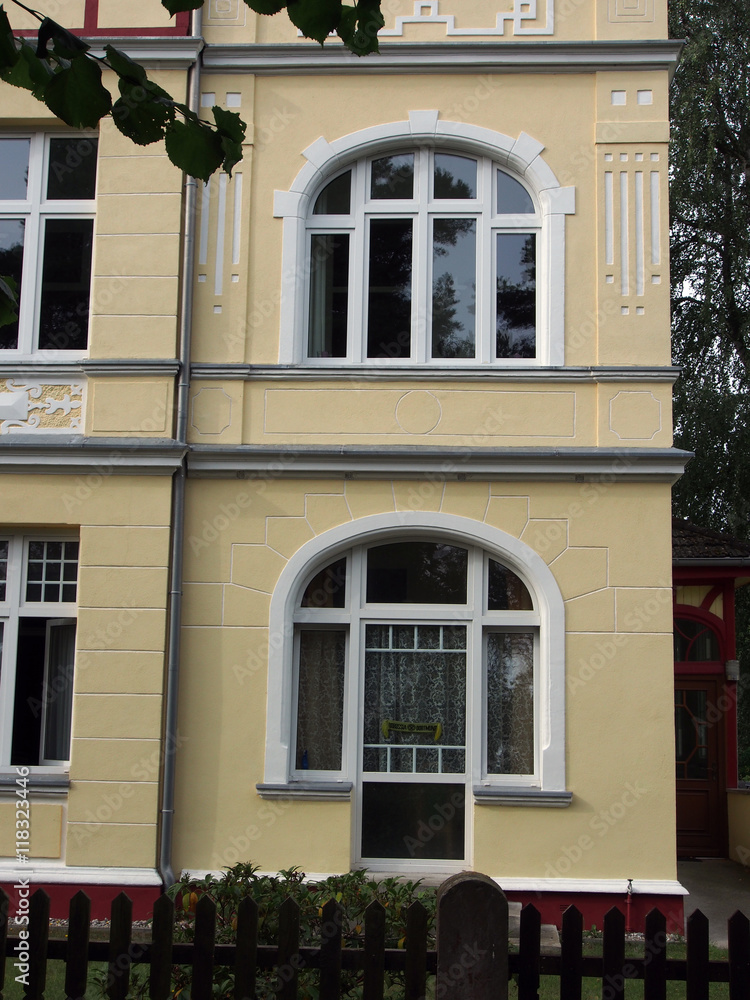 Fototapeta premium Altbau-Details: Runde Fensterbögen einer Jugendstil-Villa