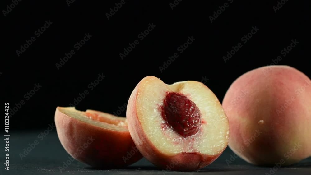 Персик. Как выглядит персик внутри. Разрезанный персик. Мякоть персика. Пушистый персик.