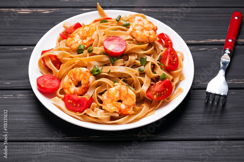 Pasta with shrimps and tomatoes