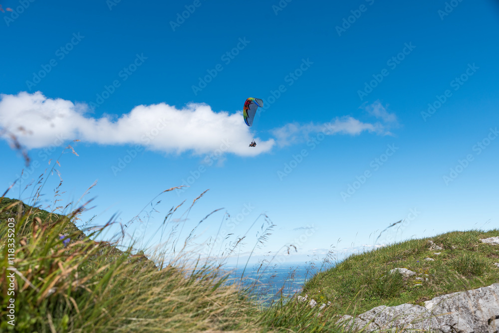 Gleitschirmflieger über dem Gipfel Gleitschirmflieger über dem Gipfel