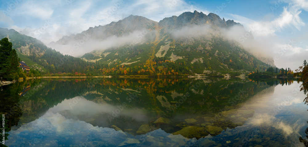 Panorama jeziora w Tatrach Słowackich - obrazy, fototapety, plakaty 