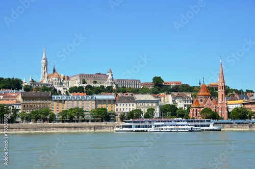 Navettes sur le Danube, église Mathias et Temple Evangéliste à Budapest
