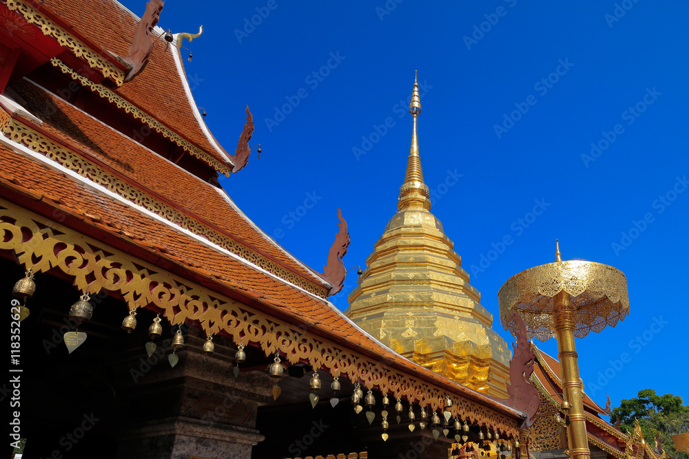 Fototapeta premium Doi Suthep with blue sky and red roof