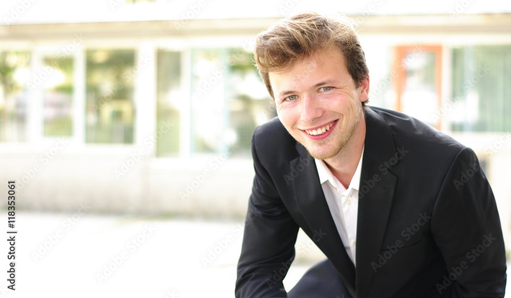 junger Mann im Anzug junger Mann im Anzug