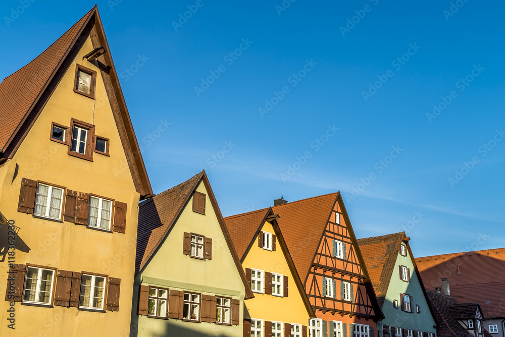 Mittelalterliche Hausfassaden in bunten Farben