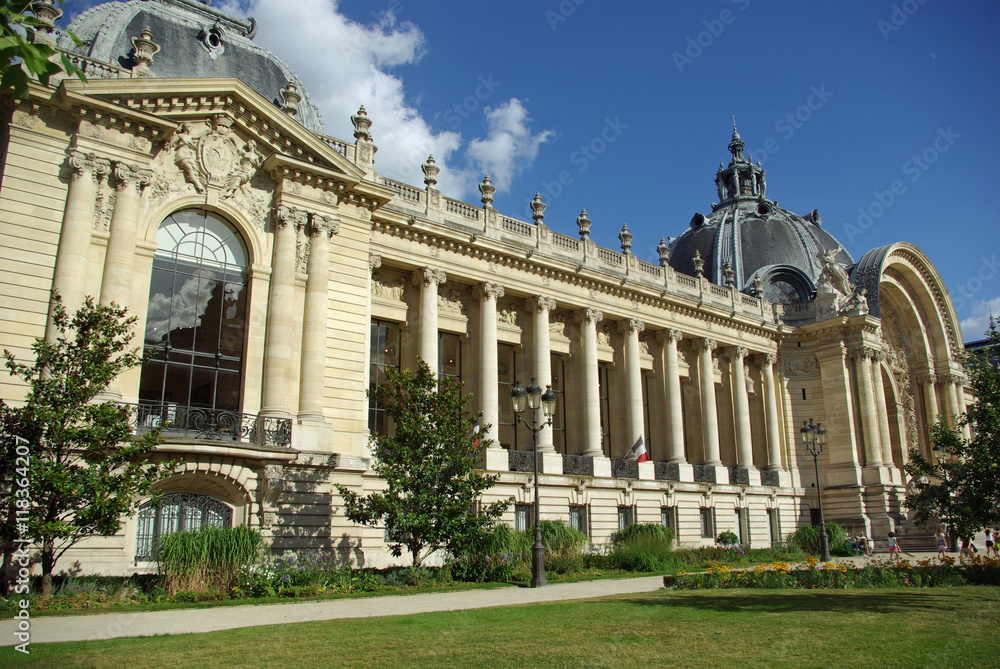 Façade du Petit Palais à Paris, France