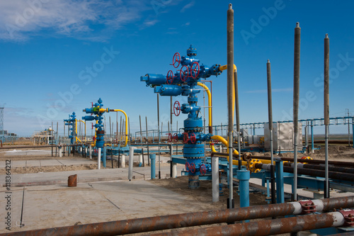 Equipment for the production of natural gas in the construction of the gas in the gas field bush