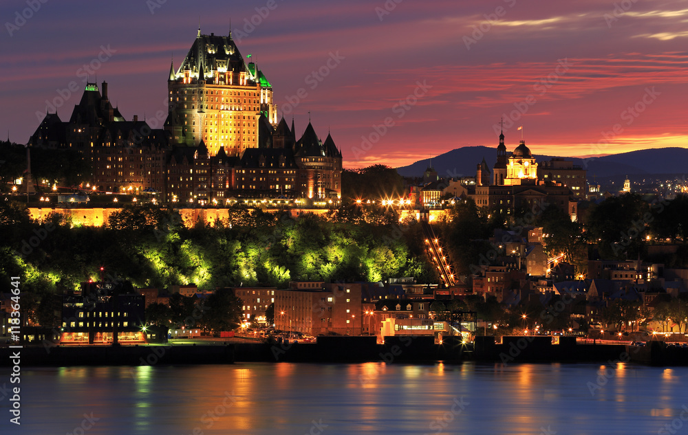 Obraz premium Quebec City skyline at dusk and Saint Lawrence River, Canada