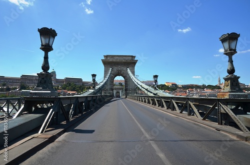 Route sur le pont des chaînes à Budapest