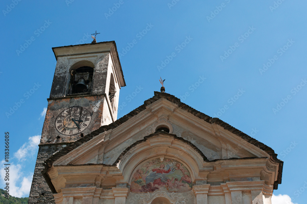 Svizzera: la chiesa di Santa Maria degli Angeli nell'antico borgo di Lavertezzo il 29 luglio 2016
