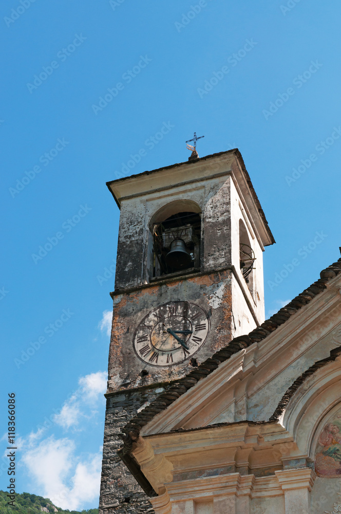 Svizzera: il campanile della chiesa di Santa Maria degli Angeli nell'antico borgo di Lavertezzo il 29 luglio 2016