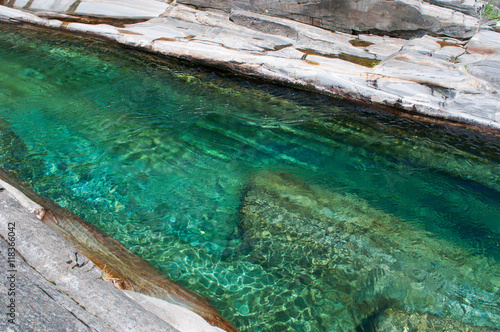 Lavertezzo  Svizzera  l acqua  le rocce e il canyon del fiume Verzasca il 29 luglio 2016. Il Verzasca    un fiume il cui nome deriva dal colore verde dell   acqua