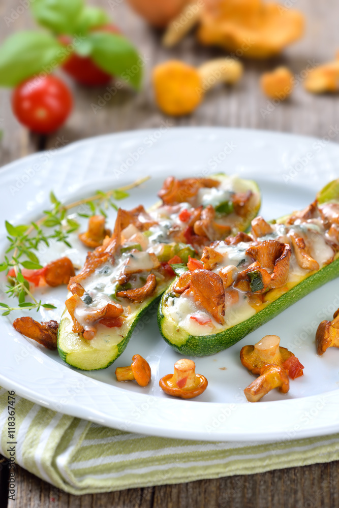 Mit Gorgonzola überbackene Zucchinischiffchen mit frischen Pfifferlingen und saftigem, geschnittenen Gemüse - Zucchini halves stuffed with fresh chanterelles and topped with grated gorgonzola cheese Mit Gorgonzola überbackene Zucchinischiffchen mit frischen Pfifferlingen und saftigem, geschnittenen Gemüse - Zucchini halves stuffed with fresh chanterelles and topped with grated gorgonzola cheese