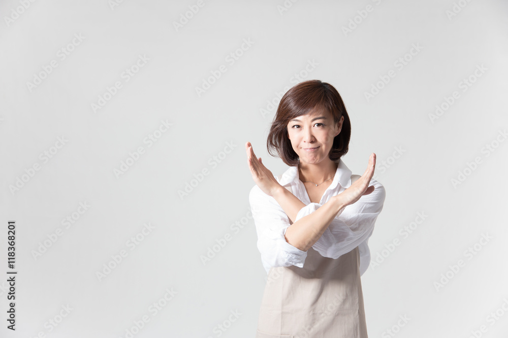 エプロン姿のミドル女性・白バック