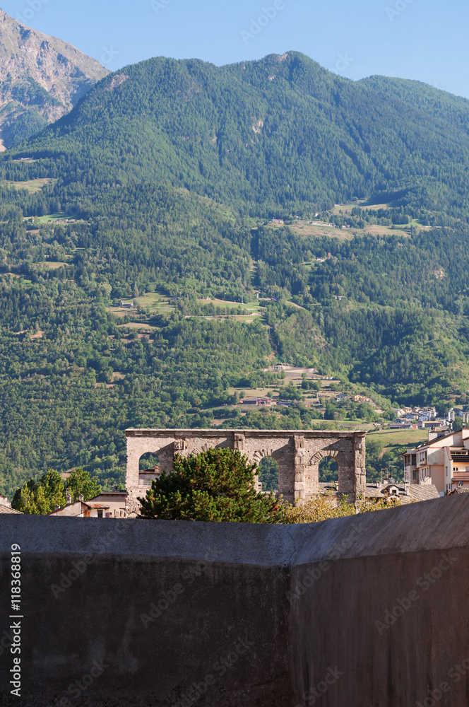 Obraz premium Aosta, Valle d'Aosta, Italia: vista delle rovine dell'Anfiteatro romano, datato dagli archeologi intorno al I secolo avanti Cristo, il 29 luglio 2016