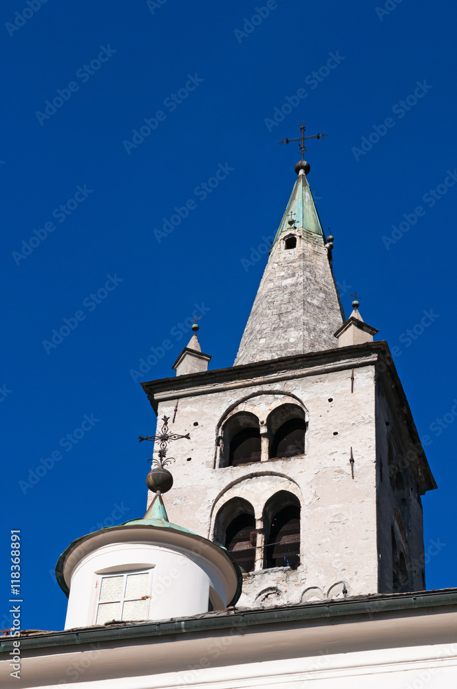 Fototapeta premium Aosta, Valle d'Aosta, Italia: vista della torre dell'orologio della cattedrale di Santa Maria Assunta e San Giovanni Battista il 29 luglio 2016