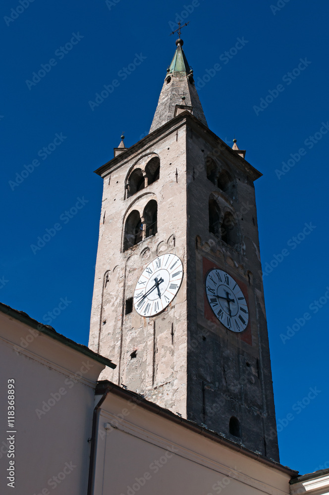 Aosta, Valle d'Aosta, Italia: vista della torre dell'orologio della cattedrale di Santa Maria Assunta e San Giovanni Battista il 29 luglio 2016
