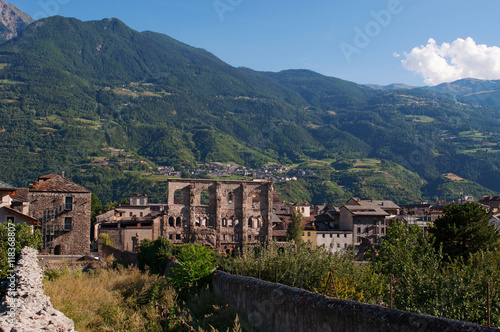 Aosta, Valle d'Aosta, Italia: vista delle rovine dell'Anfiteatro romano, datato dagli archeologi intorno al I secolo avanti Cristo, il 29 luglio 2016