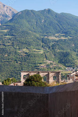 Aosta, Valle d'Aosta, Italia: vista delle rovine dell'Anfiteatro romano, datato dagli archeologi intorno al I secolo avanti Cristo, il 29 luglio 2016