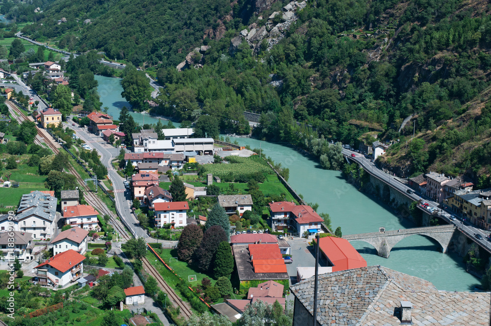 Bard, Valle d'Aosta, Italia: vista panoramica del fiume Dora Baltea dal Forte di Bard