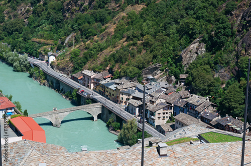 Quadro su tela Bard, Valle d'Aosta, Italia: vista panoramica del fiume Dora Baltea dal Forte di