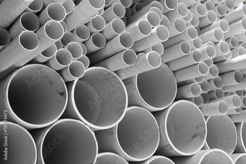 Foto PVC pipes stacked in warehouse.