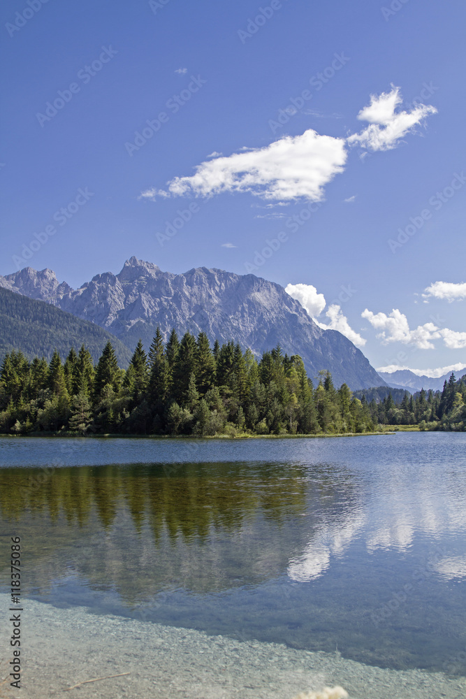 Karwendelgebirge mit Isarstausee