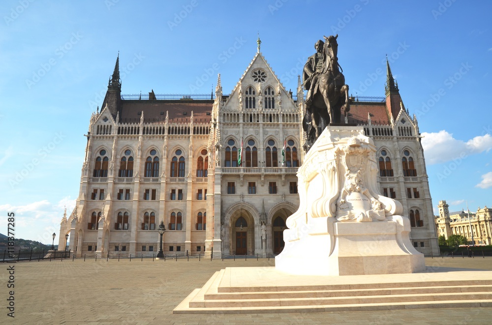 Statue de Andrassy devant le parlement national Hongrois à Budapest