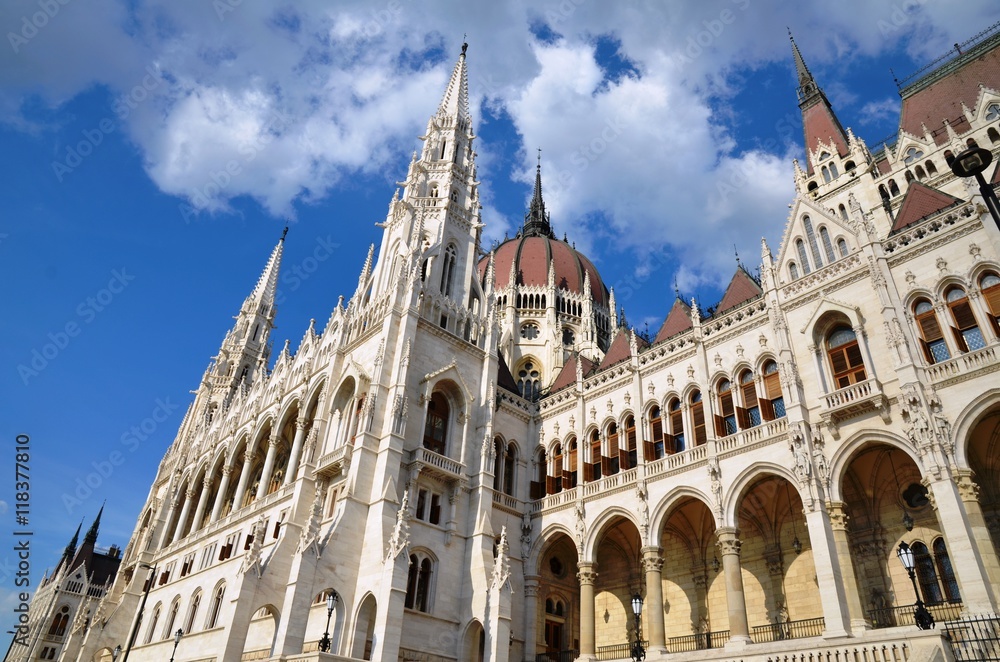 Façade, tours et dôme du parlement national Hongrois à Budapest