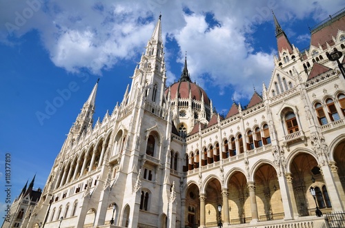 Façade, tours et dôme du parlement national Hongrois à Budapest © Annerp