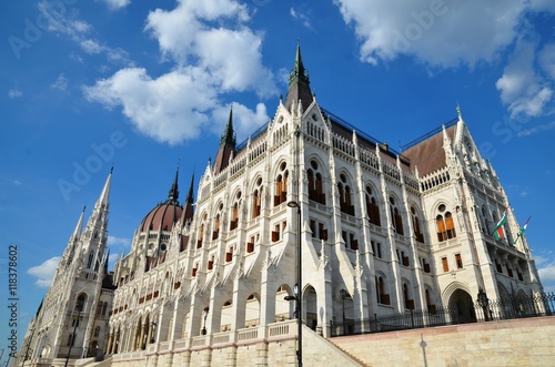 Façades et drapeaux hongrois, Parlement sur le Danube, Budapest